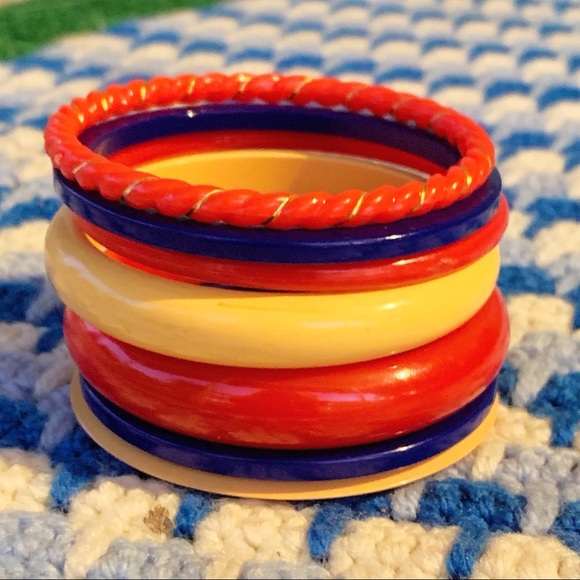 Vintage Jewelry - Vintage Set of 7 Bakelite & Early Plastic Bangles